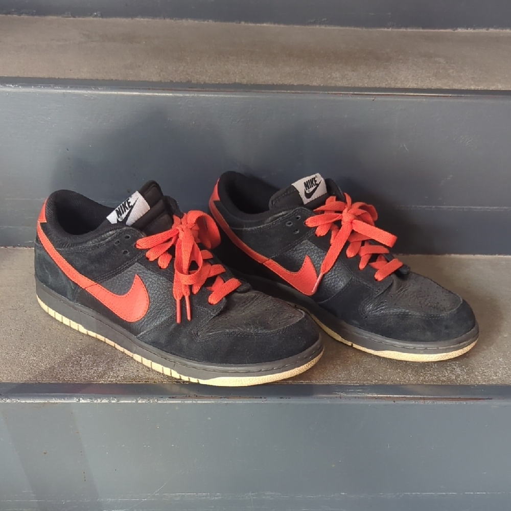 Nike Men's Black and Red Sneakers